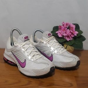 Nike Womens Relax Run Sneaker size 9